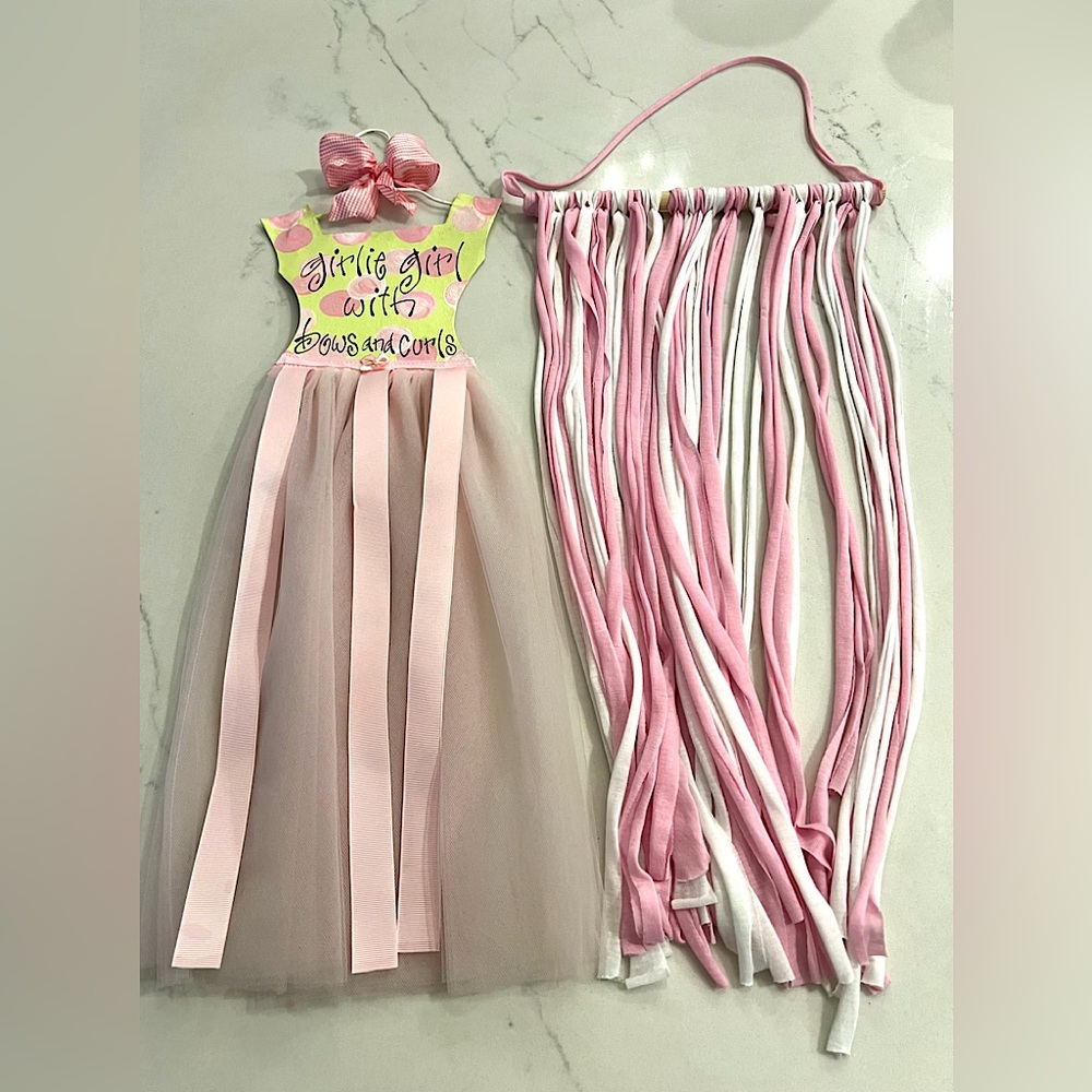 2 Hanging bow holders